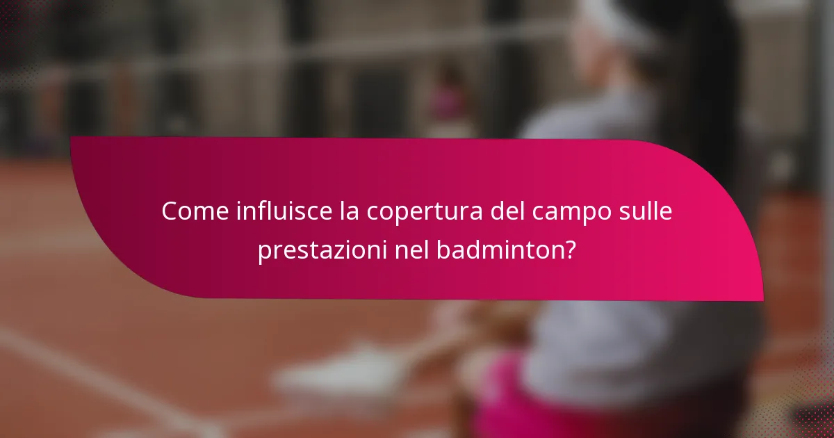 Come influisce la copertura del campo sulle prestazioni nel badminton?